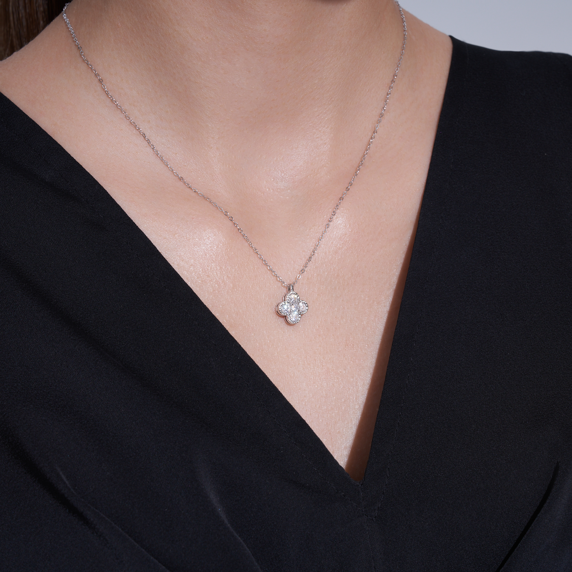 N17166-03 Collar Van Cleef de Plata y Moissanita, vista alternativa 2