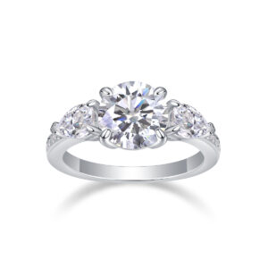 Anillo María de Plata y Moissanita, vista principal sobre fondo blanco