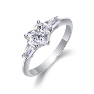 Anillo Romance de Plata y Moissanita, vista principal sobre fondo blanco