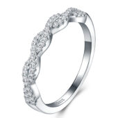 Anillo Cintillo Lazo de Plata y Moissanita, vista principal sobre fondo blanco