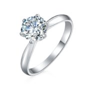 Anillo Clásico de Plata y Moissanita, vista principal sobre fondo blanco