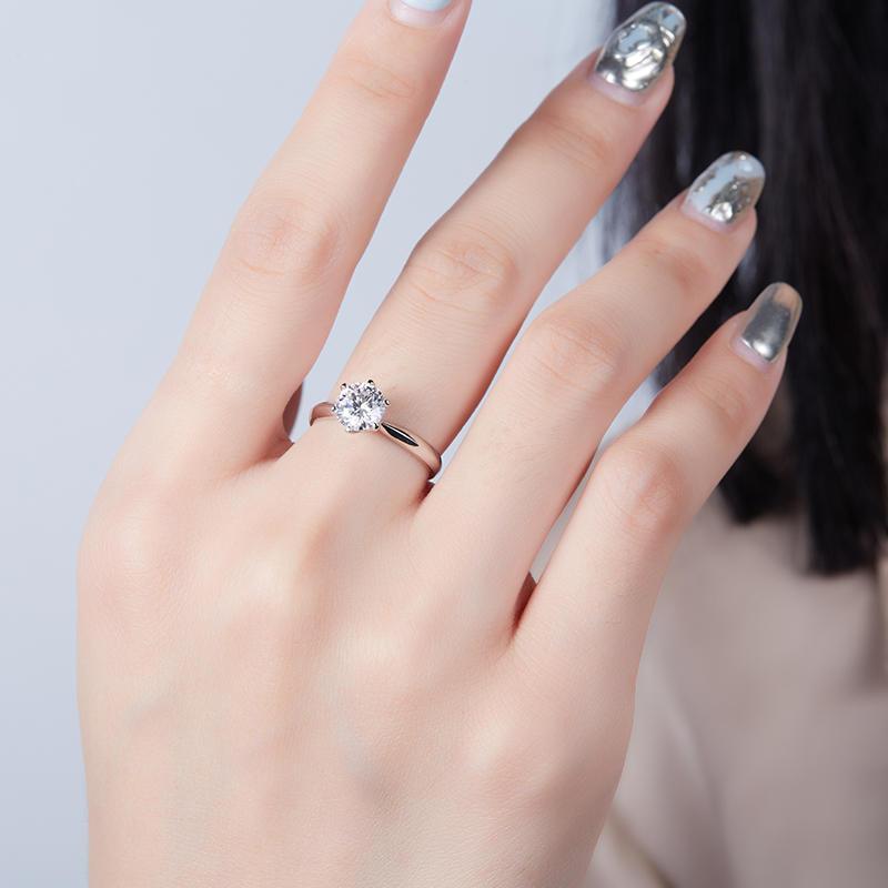 R9094-6.5-05 Anillo Clásico de Plata y Moissanita, vista alternativa 4